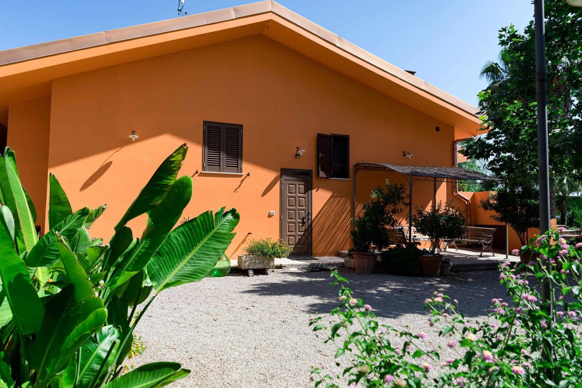 Villa Claudia By Vivimy Parabita Exteriér fotografie